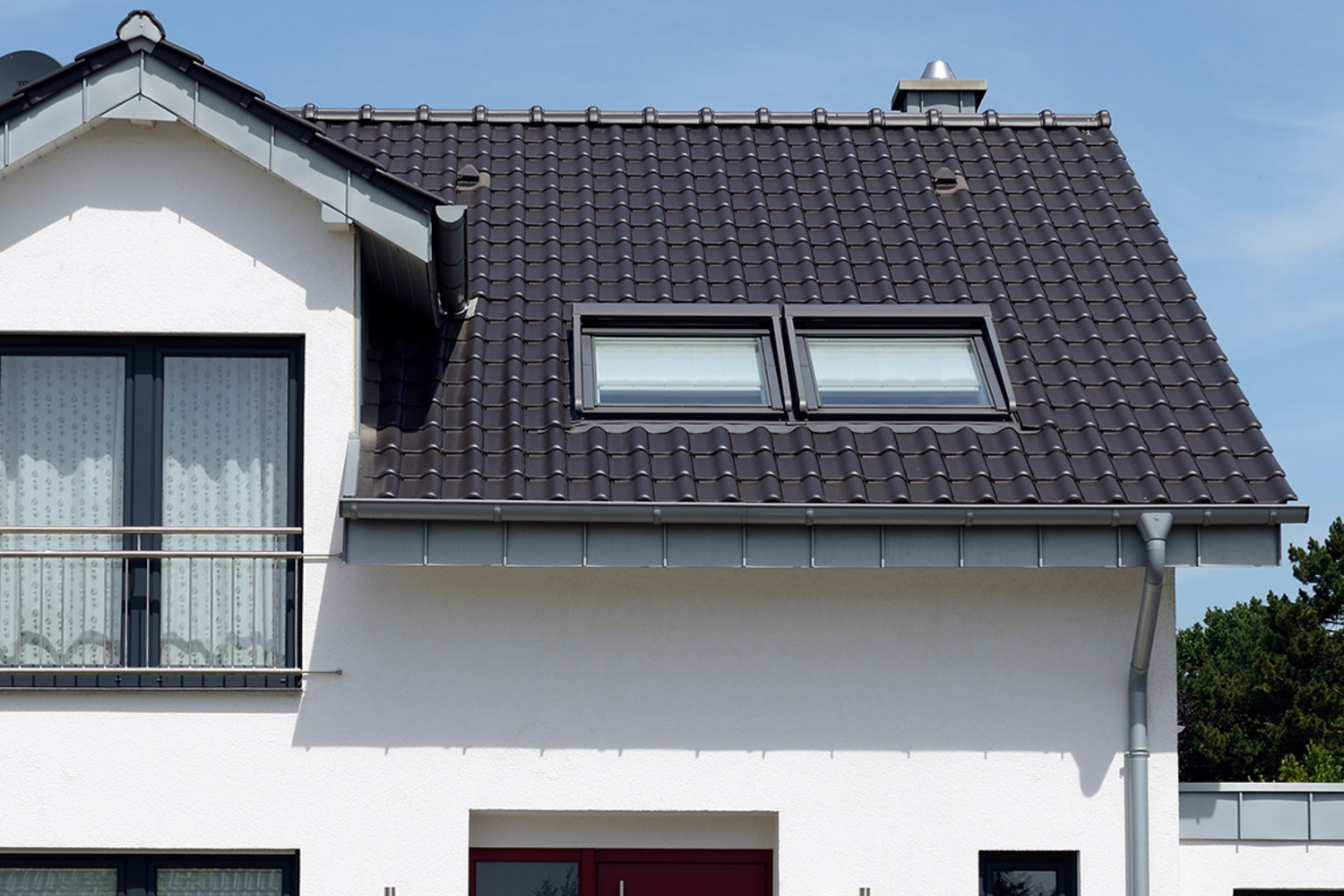 Dunkles Hausdach mit Dachfenster und Dachgaube